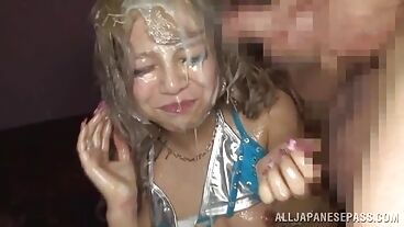 金发日本荡妇得到精液淋浴