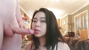 亚洲多汁的屁股骑在她身上